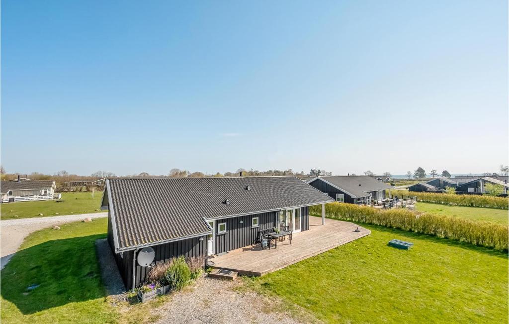 eine Luftansicht eines Hauses mit einer Terrasse in der Unterkunft Cozy Home In Rudkøbing With Wifi in Spodsbjerg