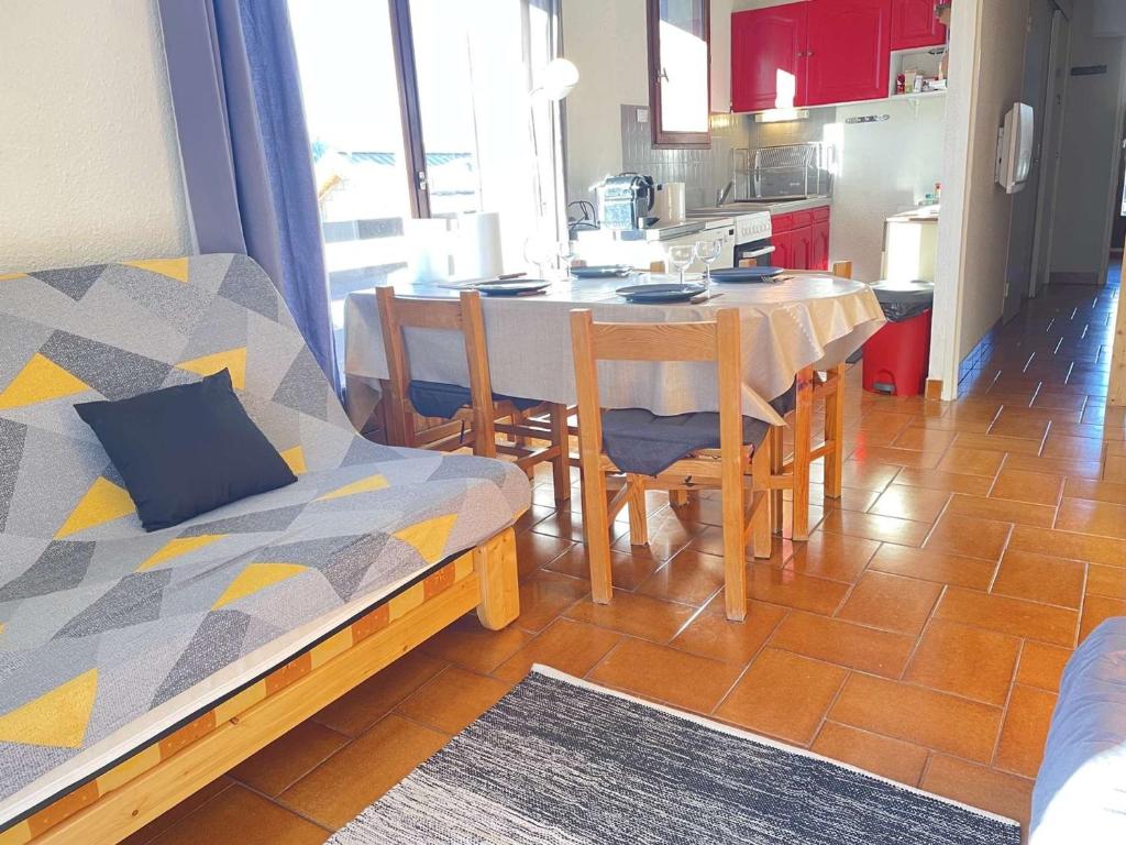 une cuisine et une salle à manger avec une table et des chaises dans l'établissement Appartement cosy à Risoul 1850, 3 pièces, 6 pers., pied des pistes, proche commodités et luge - FR-1-330-560, à Risoul