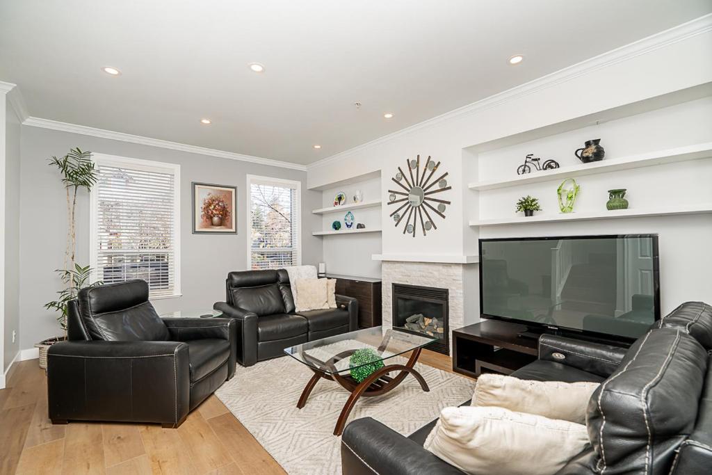 A seating area at Comfortable and Modern Rowhouse Perfect for BC Escapade, air conditioned