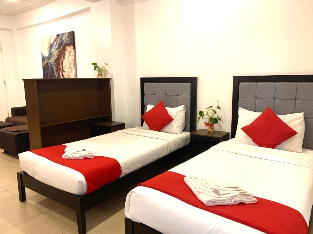 Postel nebo postele na pokoji v ubytování Davao Airport View Hotel