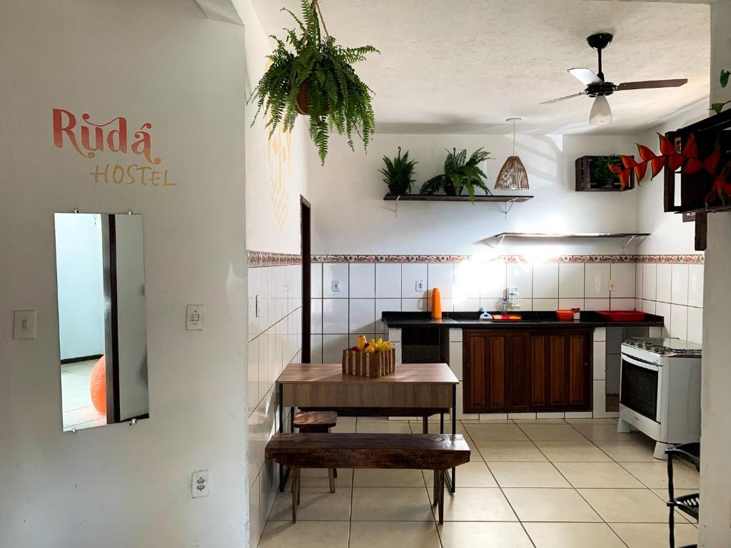 Kuchyň nebo kuchyňský kout v ubytování Rudá Hostel