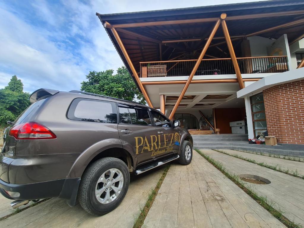 ein vor einem Haus geparkt in der Unterkunft Parlezo by Kagum Hotels in Labuan Bajo