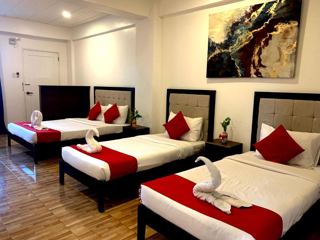 Postel nebo postele na pokoji v ubytování Davao Airport View Hotel