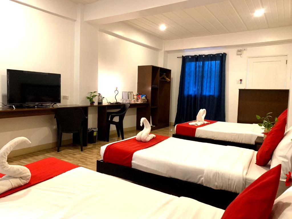 Postel nebo postele na pokoji v ubytování Davao Airport View Hotel