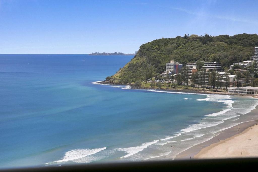 una vista aérea de una playa con edificios y el océano en Park Towers Holiday Units en Gold Coast