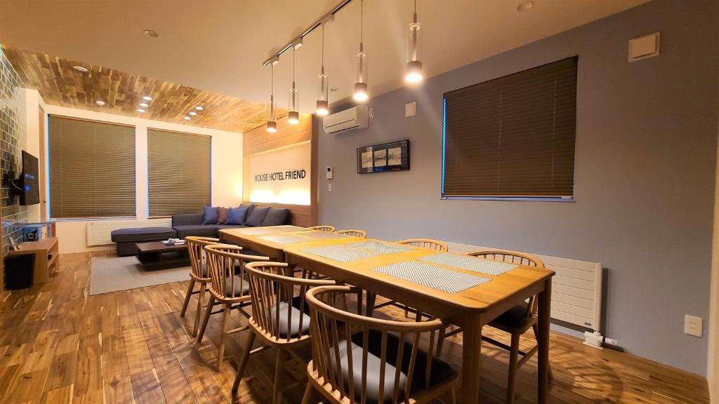 uma sala de jantar com uma mesa e cadeiras e um sofá em Sapporo - House - Vacation STAY 88291 em Sapporo