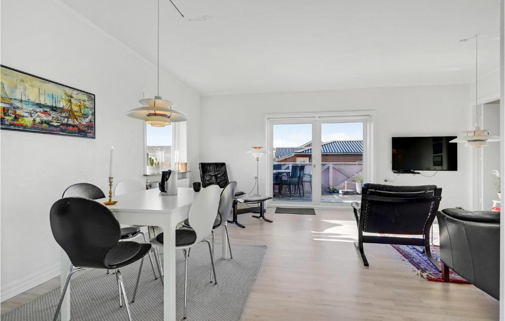 TV a/nebo společenská místnost v ubytování 3 Bedroom Nice Home In Hvide Sande