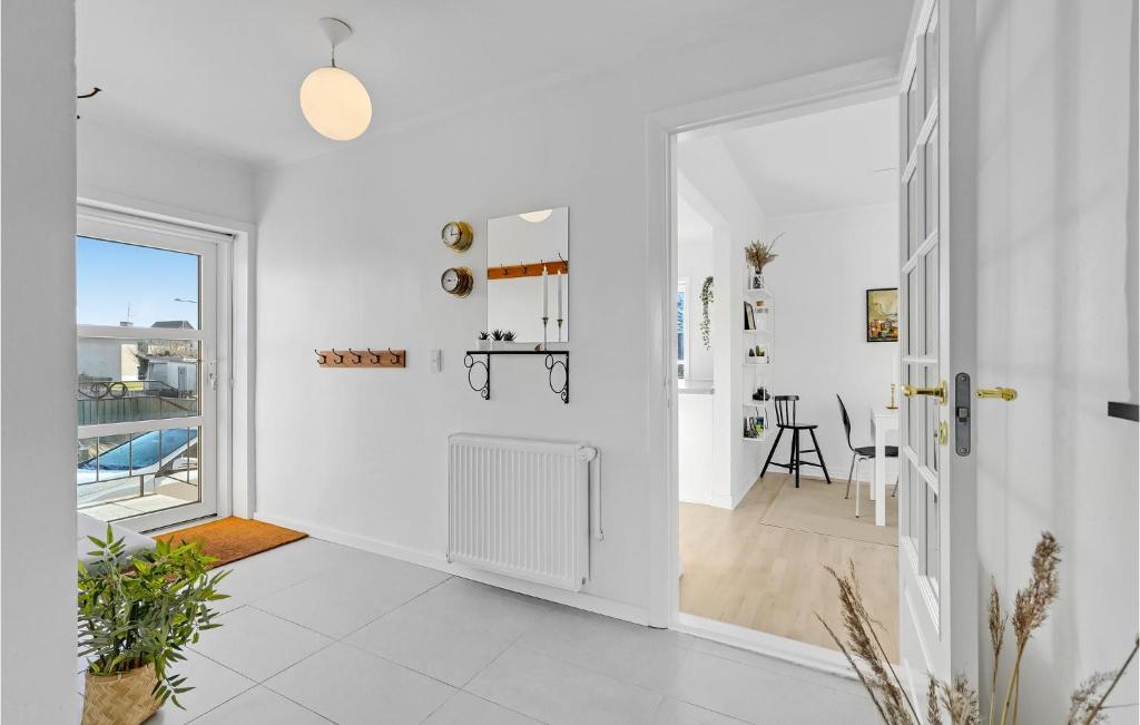 Kuchyň nebo kuchyňský kout v ubytování 3 Bedroom Nice Home In Hvide Sande