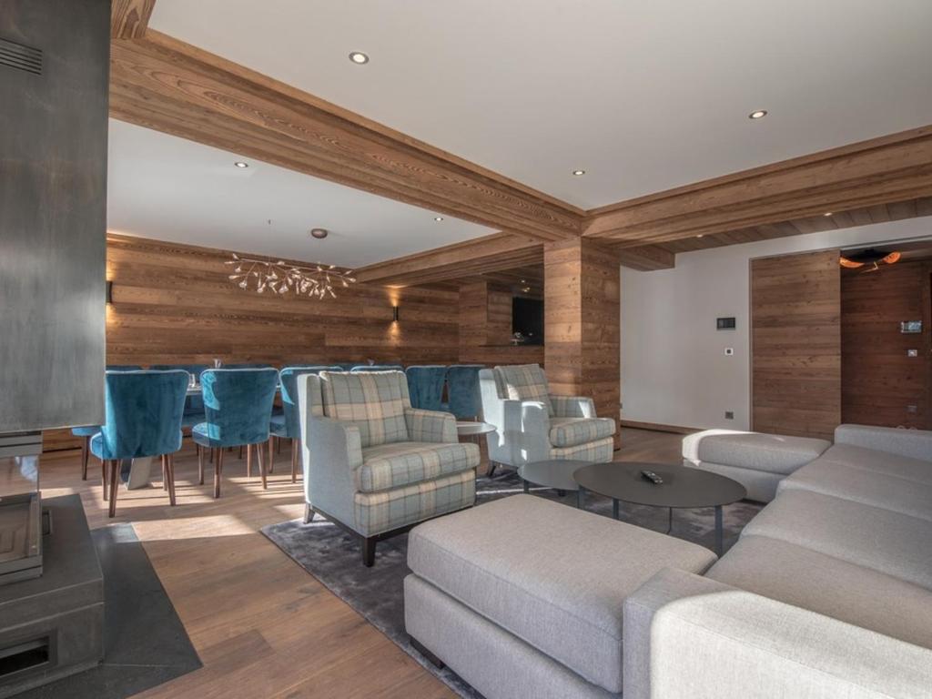 un salon avec un canapé et des chaises dans l'établissement Appartement de Luxe aux Allues : 5 Ch, Skis aux Pieds, Terrasses, Services Premium - FR-1-613-18, à Méribel