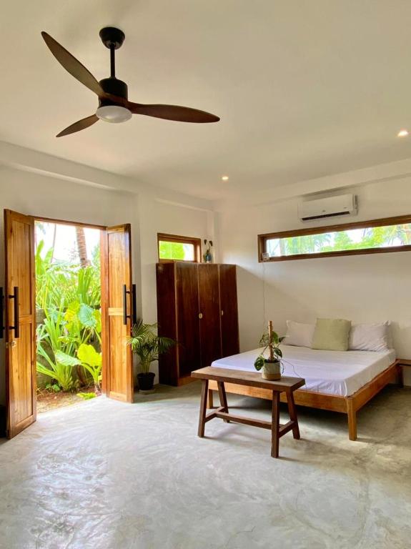Tempat tidur dalam kamar di Secret Spot Siargao