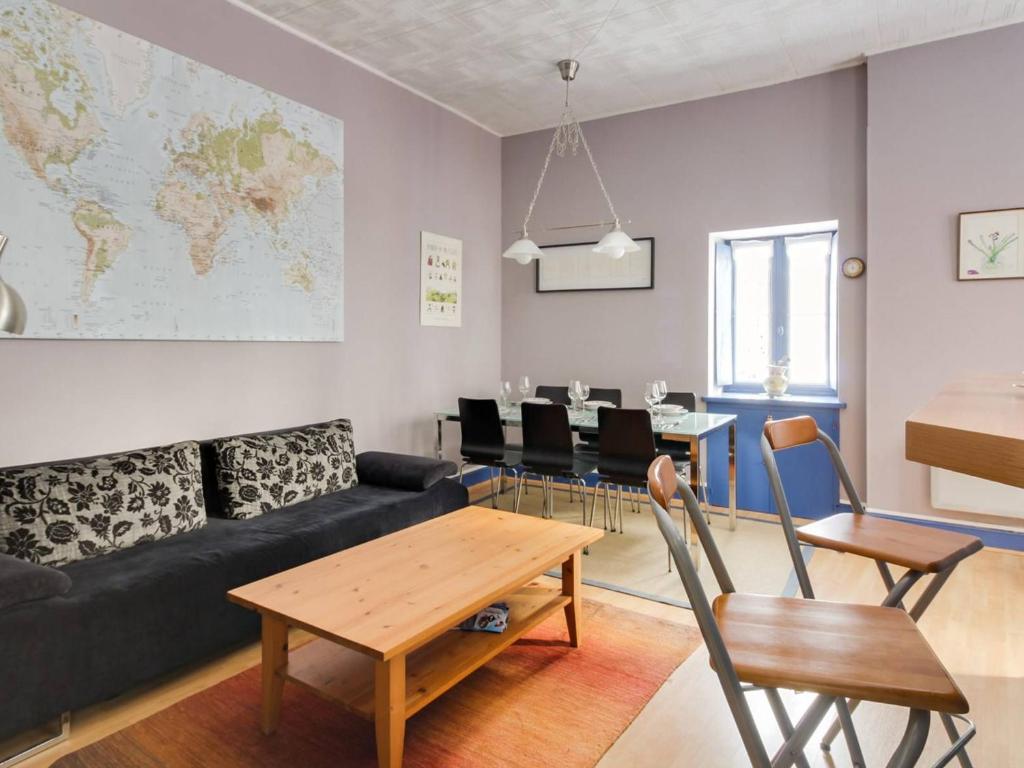 een woonkamer met een bank en een tafel bij Appartement Cauterets, 3 pièces, 6 personnes - FR-1-401-112 in Cauterets