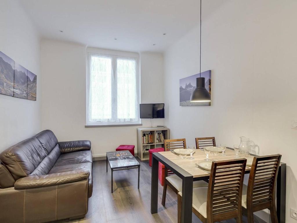 un salon avec une table et un canapé dans l'établissement Loue Apt 6 Pers, Centre Cauterets, 2 Ch, Tout Équipé, Proche Pistes - FR-1-401-136, à Cauterets