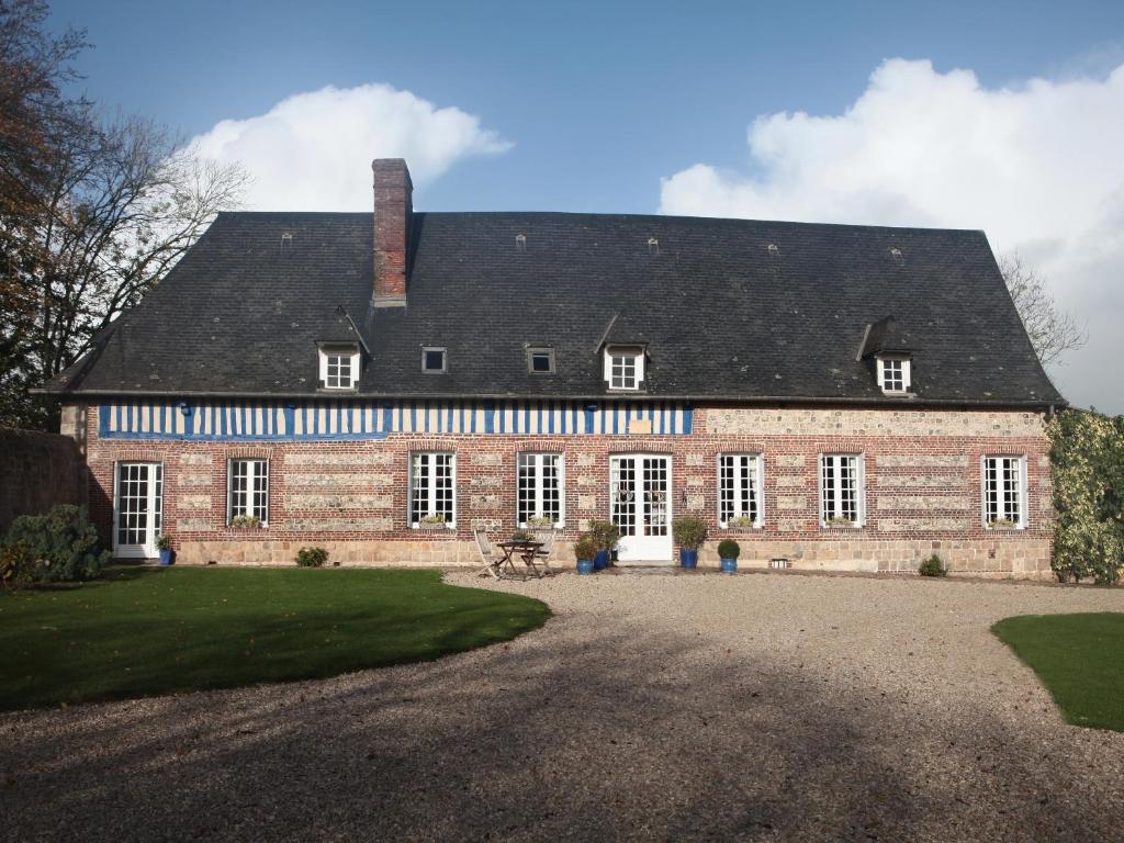 un grand bâtiment en briques rouges avec un toit noir dans l'établissement L'Armandière, à Sainte-Colombe