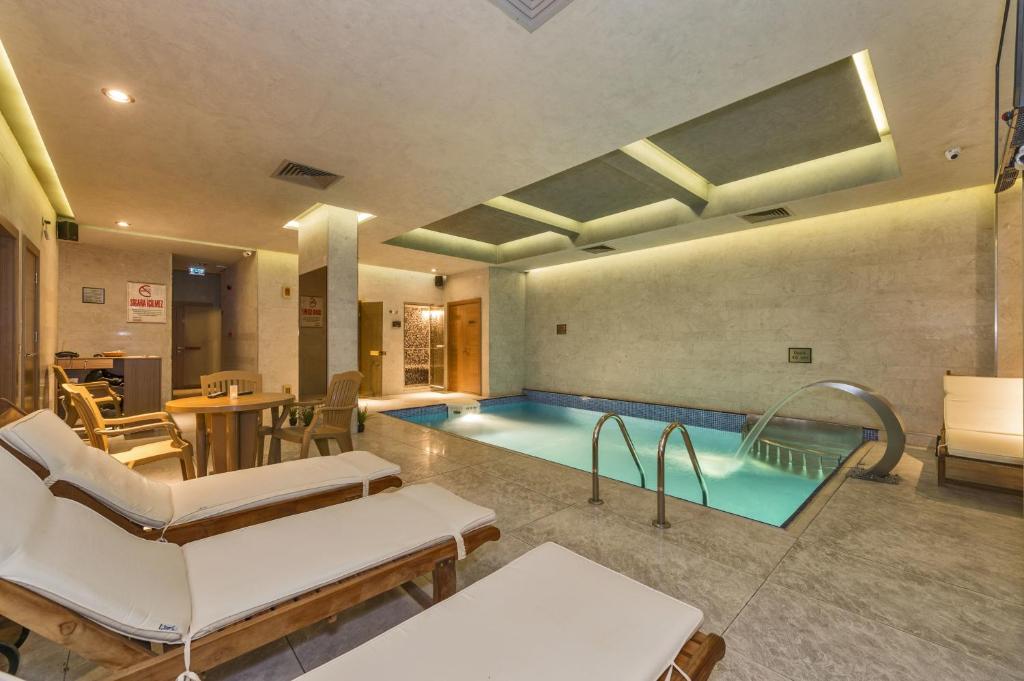 The swimming pool at or close to The Meretto Hotel Istanbul Old City
