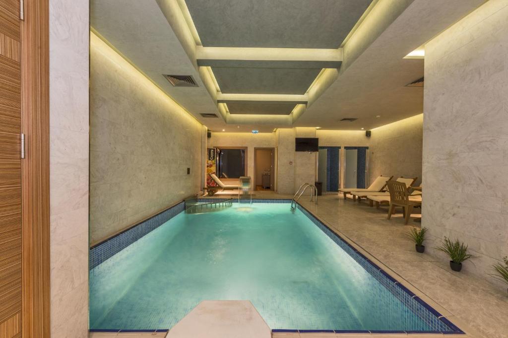 The swimming pool at or close to The Meretto Hotel Istanbul Old City