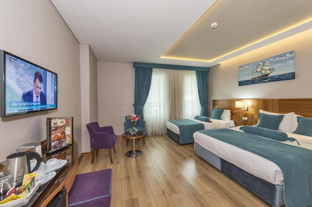 A television and/or entertainment centre at The Meretto Hotel Istanbul Old City