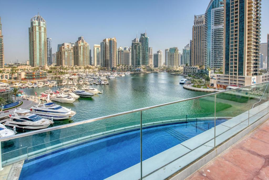 Bazén v ubytování Cayan Tower Dubai nebo v jeho okolí