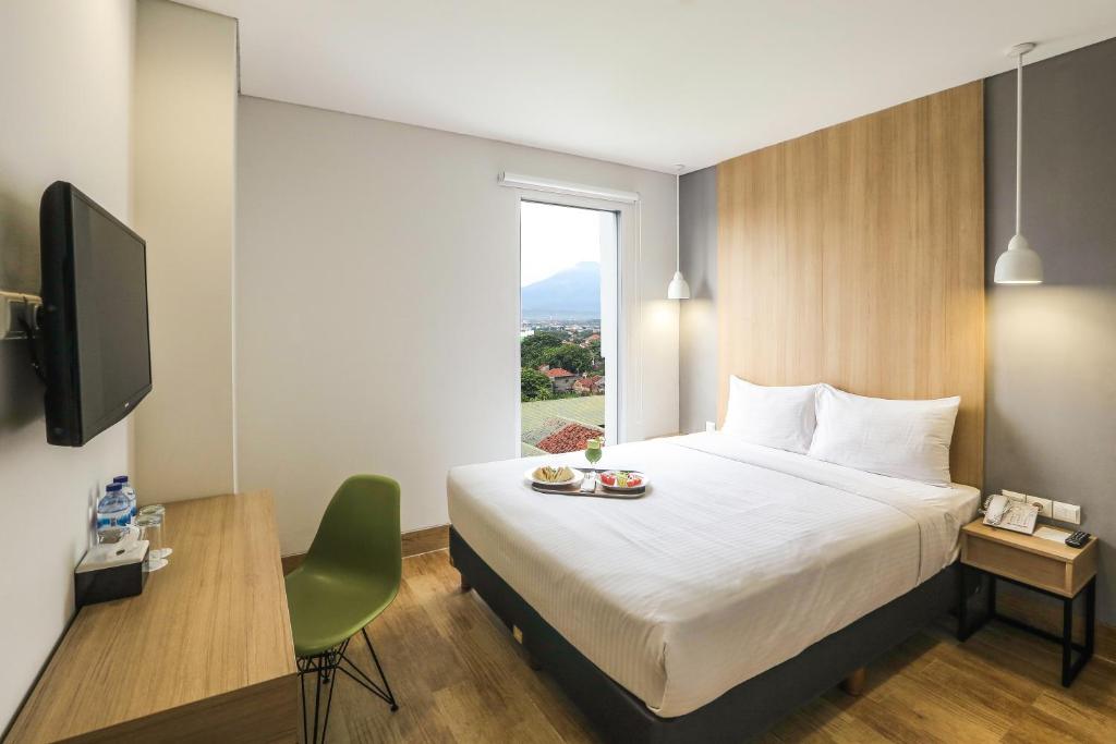 Postel nebo postele na pokoji v ubytování Hotel Citradream Cirebon
