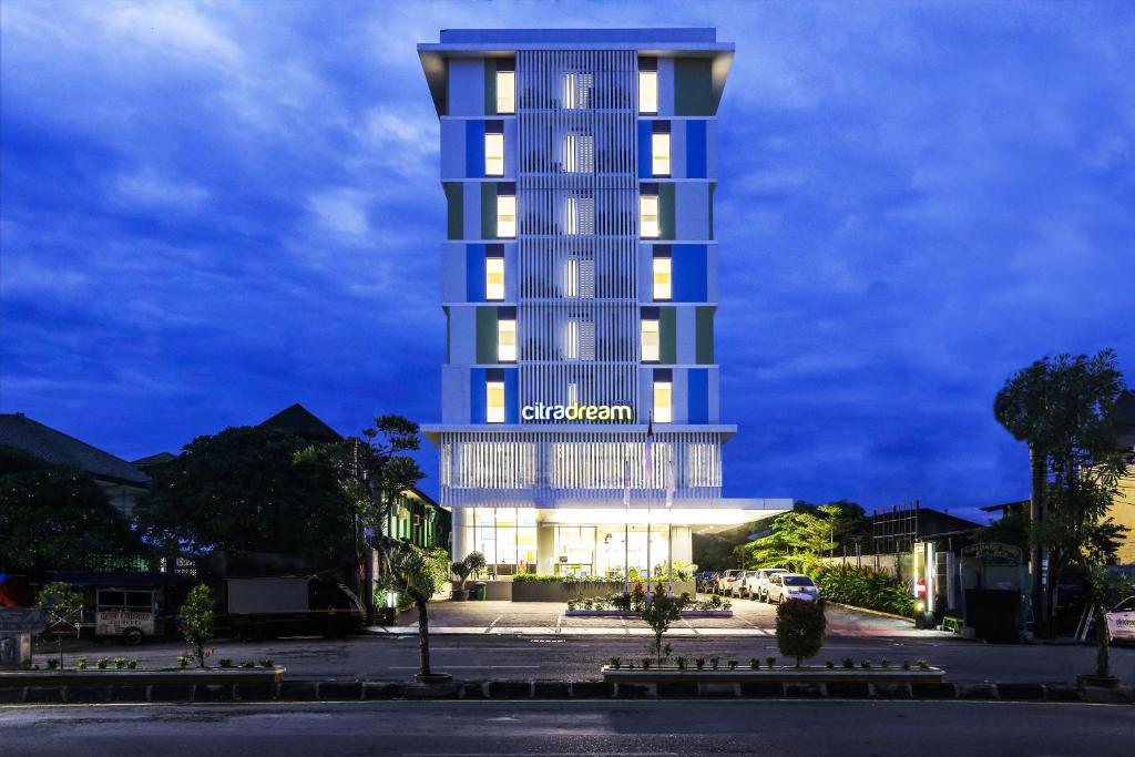 un edificio alto con un cartel encima en Hotel Citradream Cirebon en Cirebon