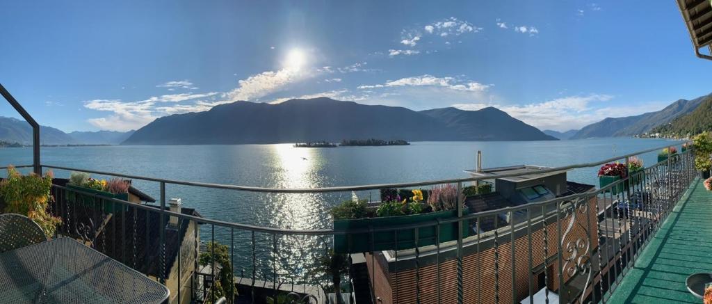 vista su un lago con una barca in acqua di Appartamenti Ramarro a Ronco sopra Ascona