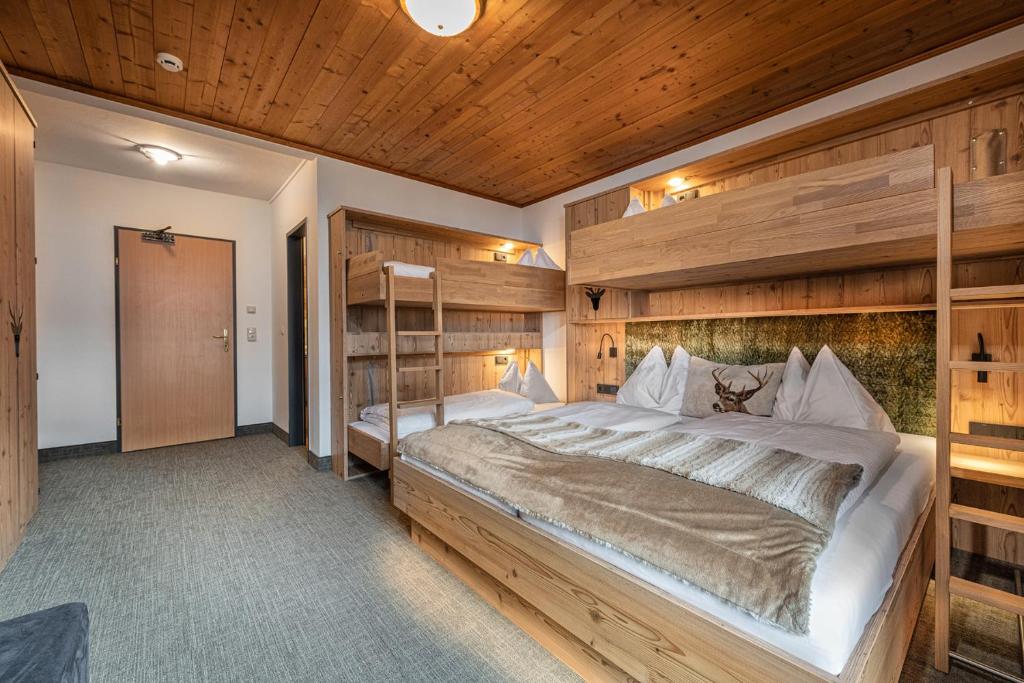 Postel nebo postele na pokoji v ubytování Jugendhotel Gruber