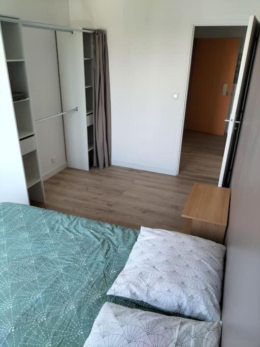 Cama ou camas em um quarto em Tr&egrave;s bel appartement proche parc des expositions et a&eacute;roport Roissy CDG