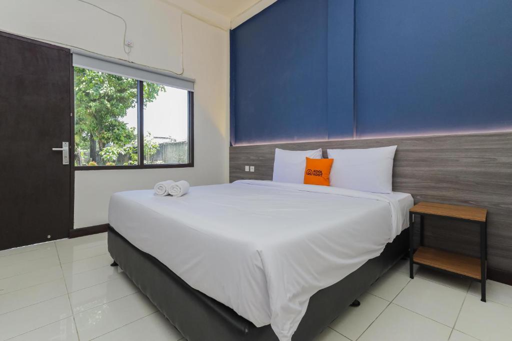 Postel nebo postele na pokoji v ubytování KoolKost near Stasiun Batutulis
