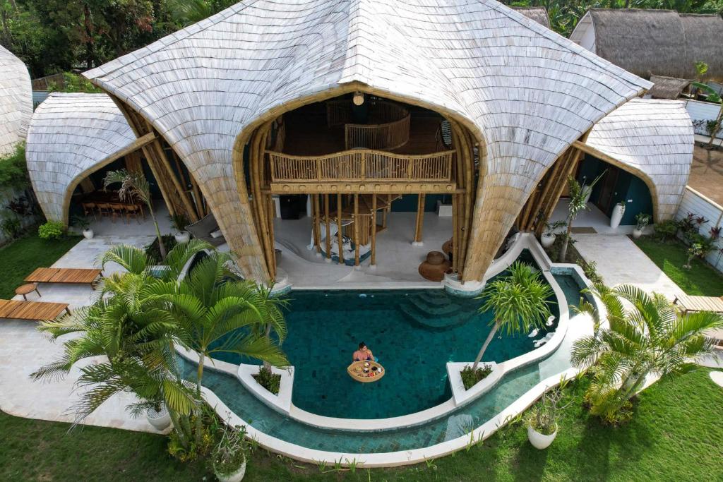 una vista aérea de una casa circular con piscina en Villa Tokay - Luxury Private Villas, en Gili Air