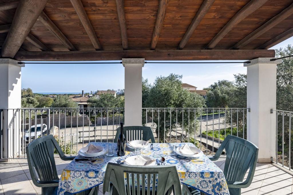 巴里萨尔多Guido Home Holiday的露台上的一张桌子和几把椅子，可以欣赏美景