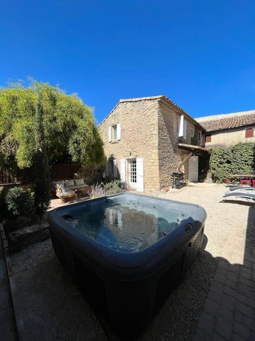 une grande piscine devant une maison dans l'établissement La Maison de la Forge, à Gordes