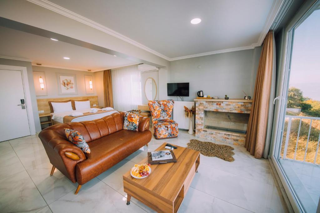 A television and/or entertainment centre at Sapanca View Hotel