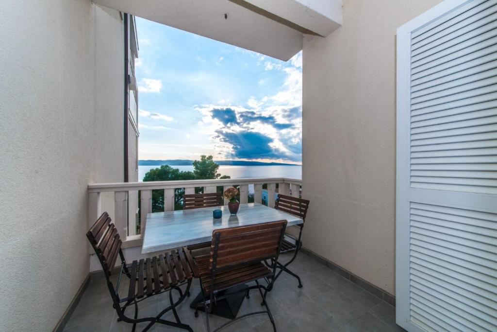 Fotografia z galérie ubytovania Ferienwohnung in Brela mit Meerblick, Terrasse, Klimaanlage, W-LAN 201-10 v destinácii Brela