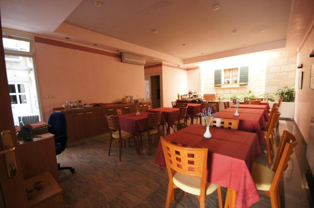 Fotografia z galérie ubytovania Ferienwohnung in Brela mit Meerblick, Terrasse, Klimaanlage, W-LAN 201-10 v destinácii Brela
