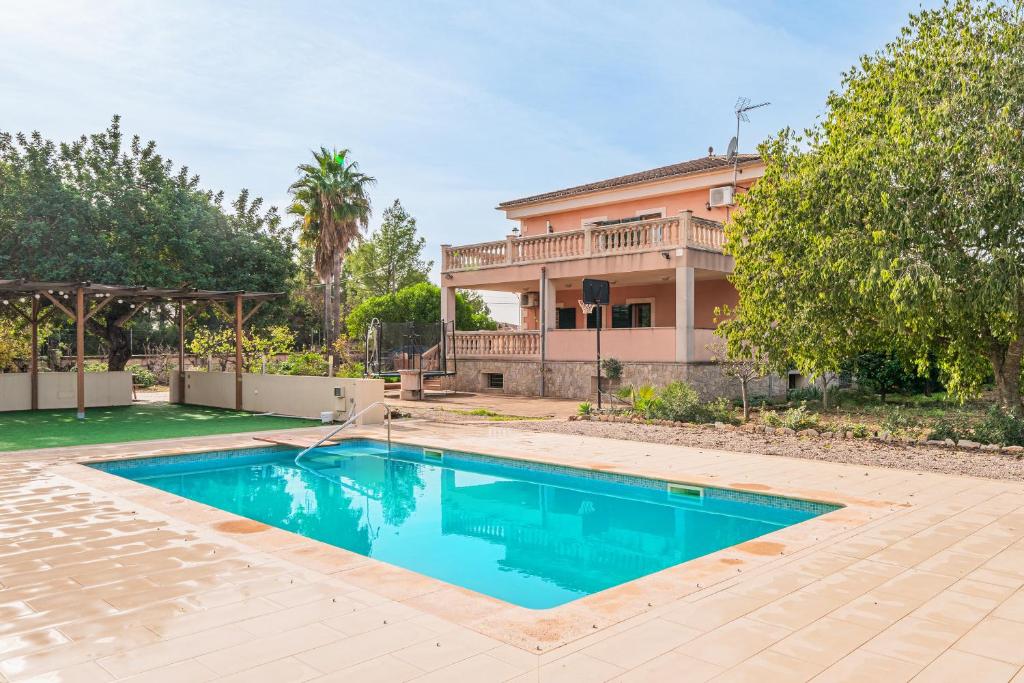 - une piscine en face d'une maison dans l'établissement Casa Estilo Mallorquín, à Marratxí 