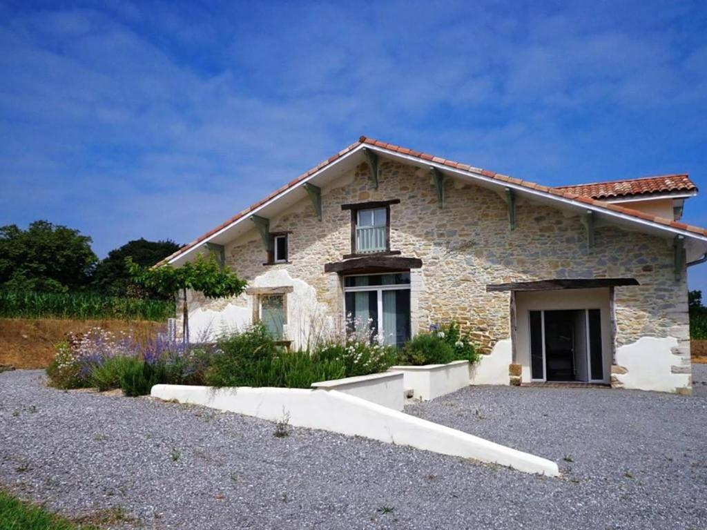 uma casa de pedra com uma entrada de cascalho em Zenbreak Villa La Hourniere Sainte Marie de Gosse no01 em Port-de-Lannes