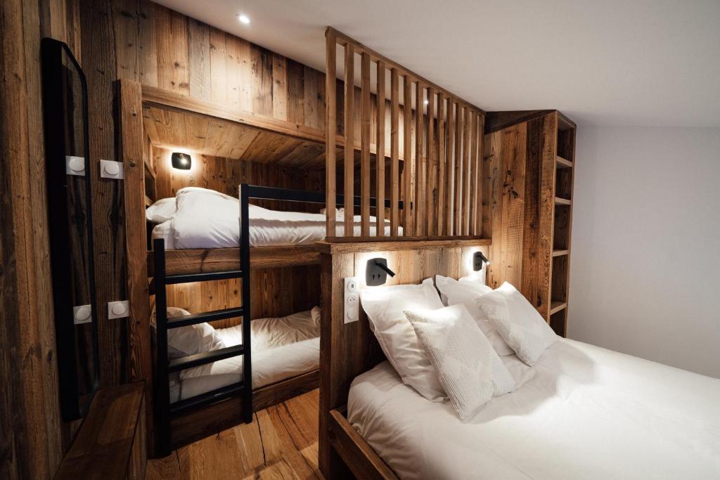 - une chambre avec 2 lits superposés et des murs en bois dans l'établissement Studio Interlude by ExplorHome, à Tignes