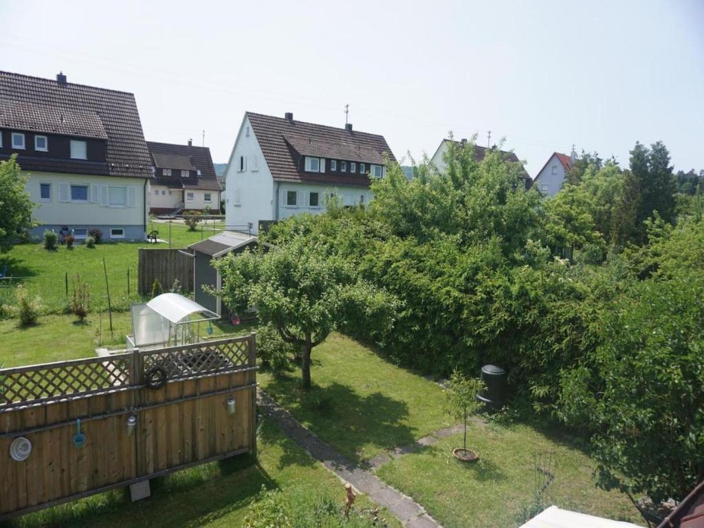 uma vista para um pátio com árvores e casas em Ferienwohnung Kirsch-Kern em Mössingen