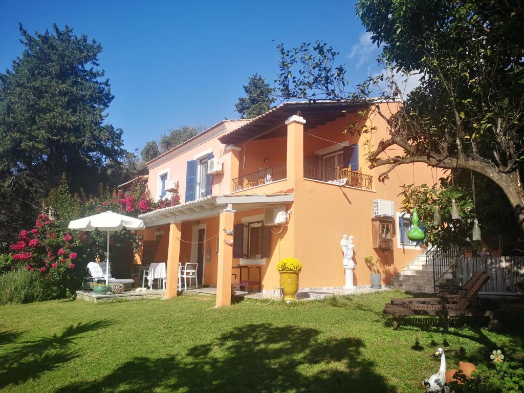 a house with a garden and a yard with a lawn sidx sidx at Villa Leena in Paramonas