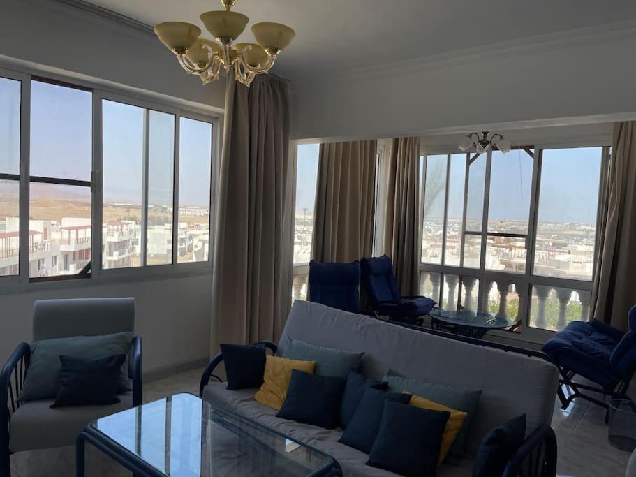 Spacious 2 bedroom apartment with a sea-view!