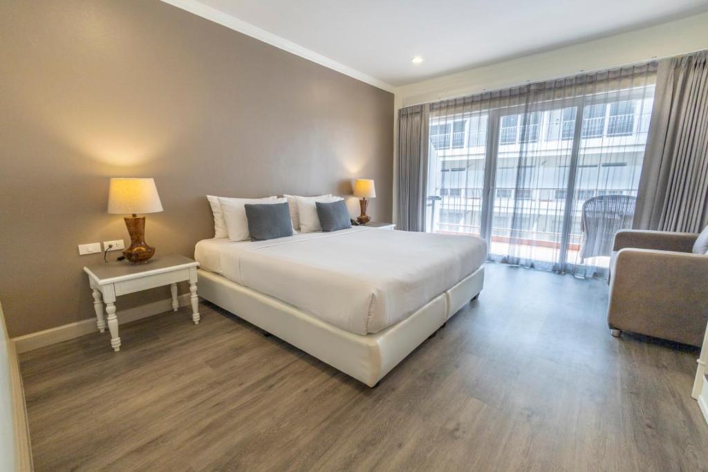 
King Room with Pool View
