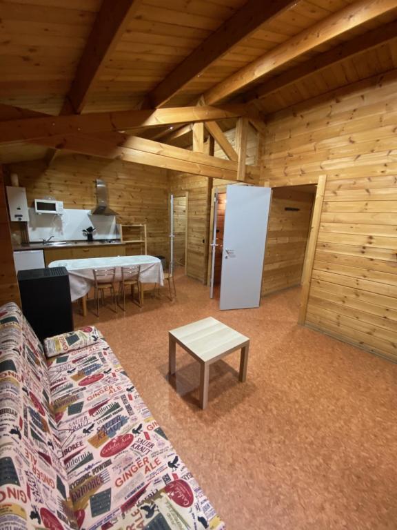 Kuchyň nebo kuchyňský kout v ubytování Bungalow & Camping Fuente De Regrustan