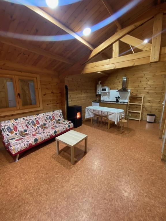 Kuchyň nebo kuchyňský kout v ubytování Bungalow & Camping Fuente De Regrustan