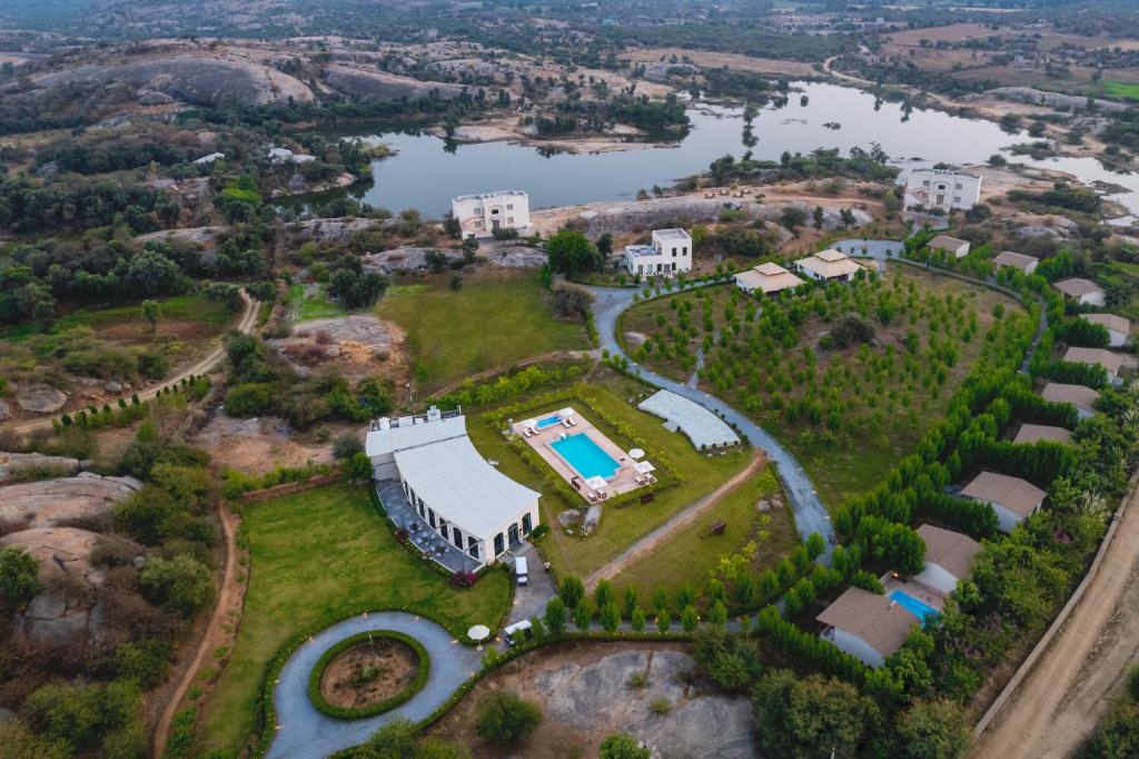 uma vista aérea de uma propriedade com piscina em WelcomHeritage Cheetahgarh Resort & Spa em Bera