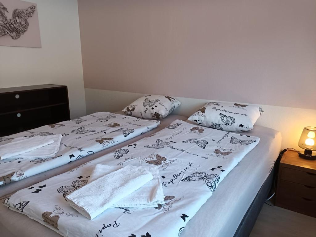 Postel nebo postele na pokoji v ubytování Dals Långeds B&B