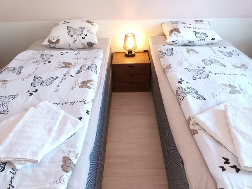 Postel nebo postele na pokoji v ubytování Dals Långeds B&B