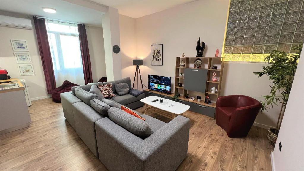 CENTRAL - Spacious Comfy Apartment TIRANA (balcony