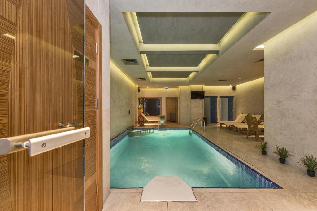 The swimming pool at or close to The Meretto Hotel Istanbul Old City