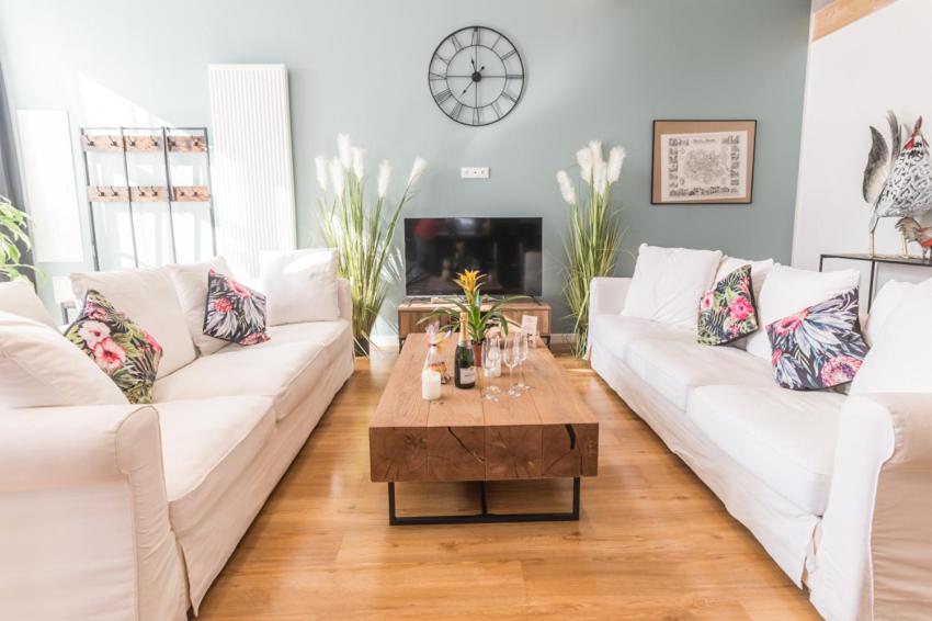 a living room with white couches and a coffee table at - SUBLIME VILLA FELICIDAD - Proche hypercentre - Parking - Terrasse - WiFi in Viriat