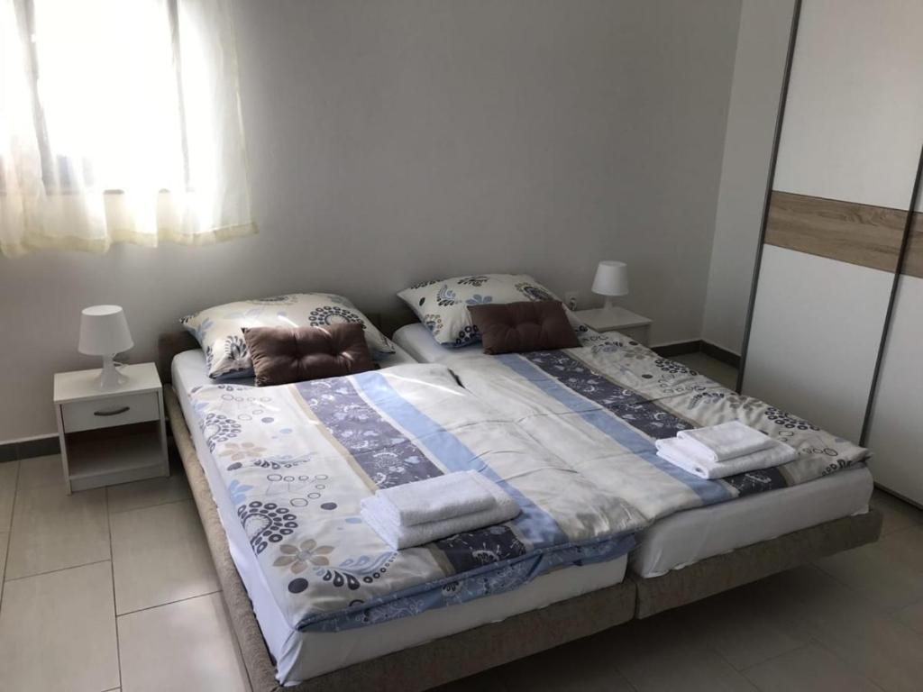 Postel nebo postele na pokoji v ubytování Apartment in Lopar with sea view, terrace, air conditioning, WiFi 4607-1
