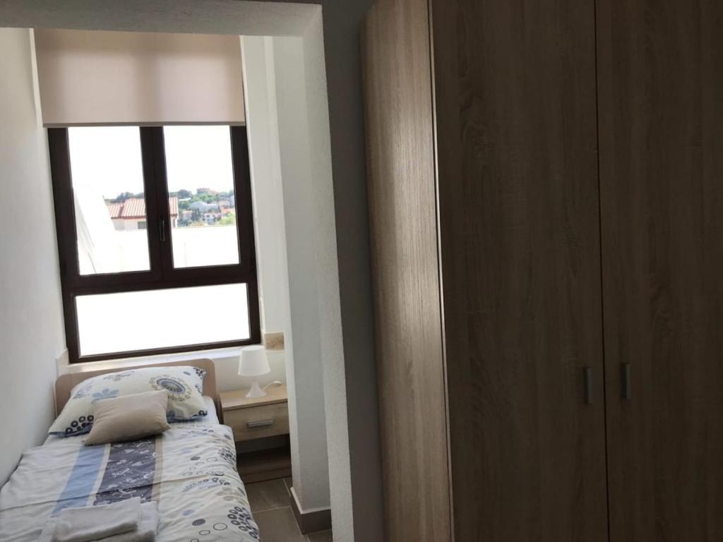 Postel nebo postele na pokoji v ubytování Apartment in Lopar with sea view, terrace, air conditioning, WiFi 4607-1